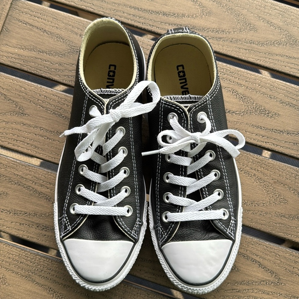 NWOT Black leather Converse